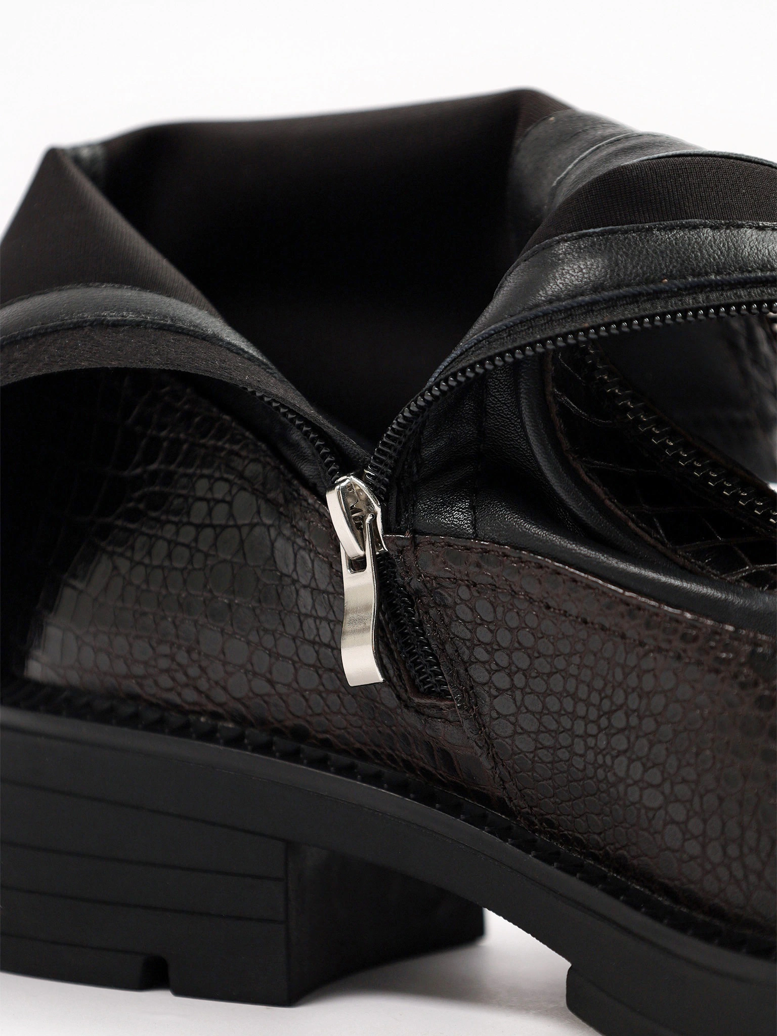 Ботинки черного цвета с декоративным замком на широком высоком каблуке